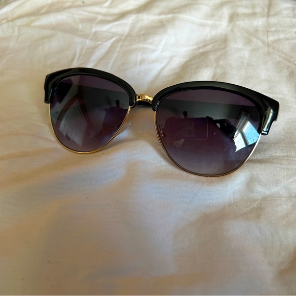 Sunglasses with beautiful gold detailing - Picture 1 of 6